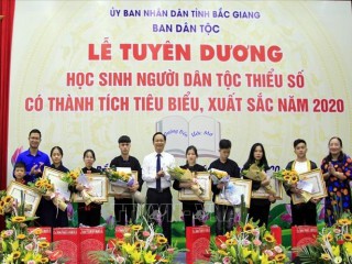 Tuyên dương học sinh dân tộc thiểu số tiêu biểu, xuất sắc